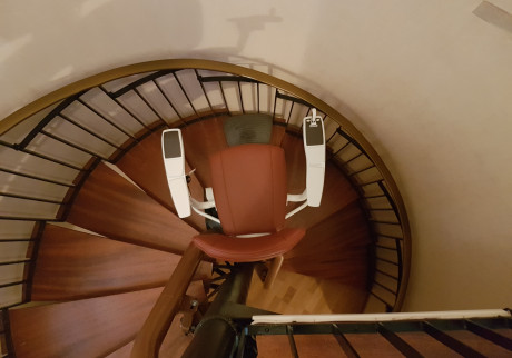 Monte-escaliers pour escalier tournant