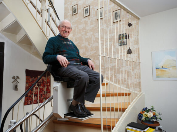 grandfather using the stairlift monte escalier pour les personnes agee3 scaled